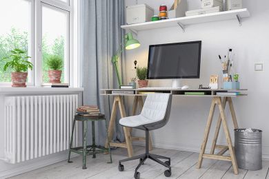 Foto: Schreibtisch mit Computer