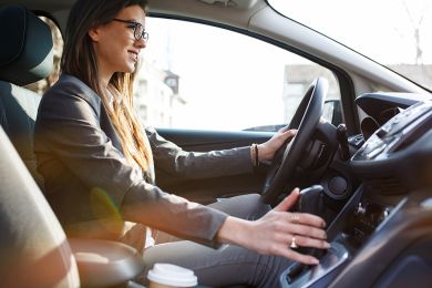 Foto: Frau in Auto