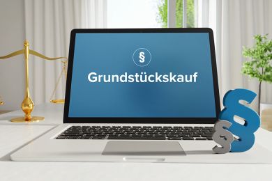 Foto: Laptop mit Schriftzug Grundstückskauf